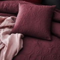 POSZEWKA DEKORACYJNA LEILA - Bordowa 45x45