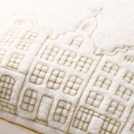 poszewka-świąteczna-biała-Snowy-30x50-ze-złotym-wzorem-domków.jpg