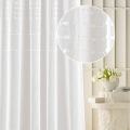  Klasyczna biała firana Marisa  140 x 280 cm na przelotkach ze wzorem 
