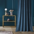  Niebieska nowoczesna zasłona velvet na przelotkach 