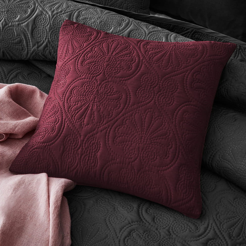 POSZEWKA DEKORACYJNA LEILA - Bordowa 45x45