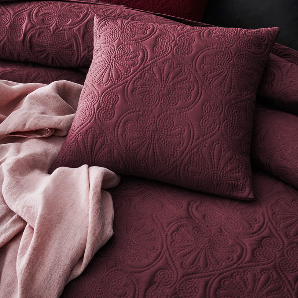 POSZEWKA DEKORACYJNA LEILA - Bordowa 45x45