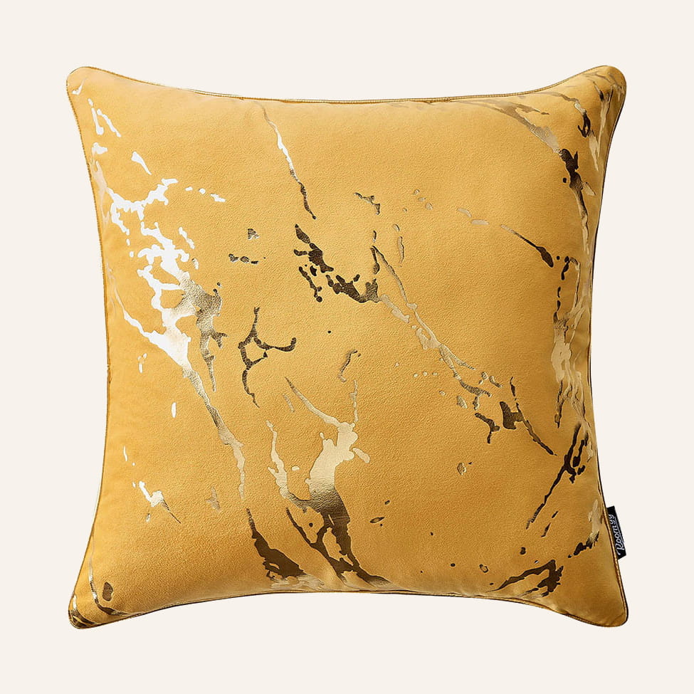  Musztardowa poszewka dekoracyjna na poduszkę ze złotym wzorem 