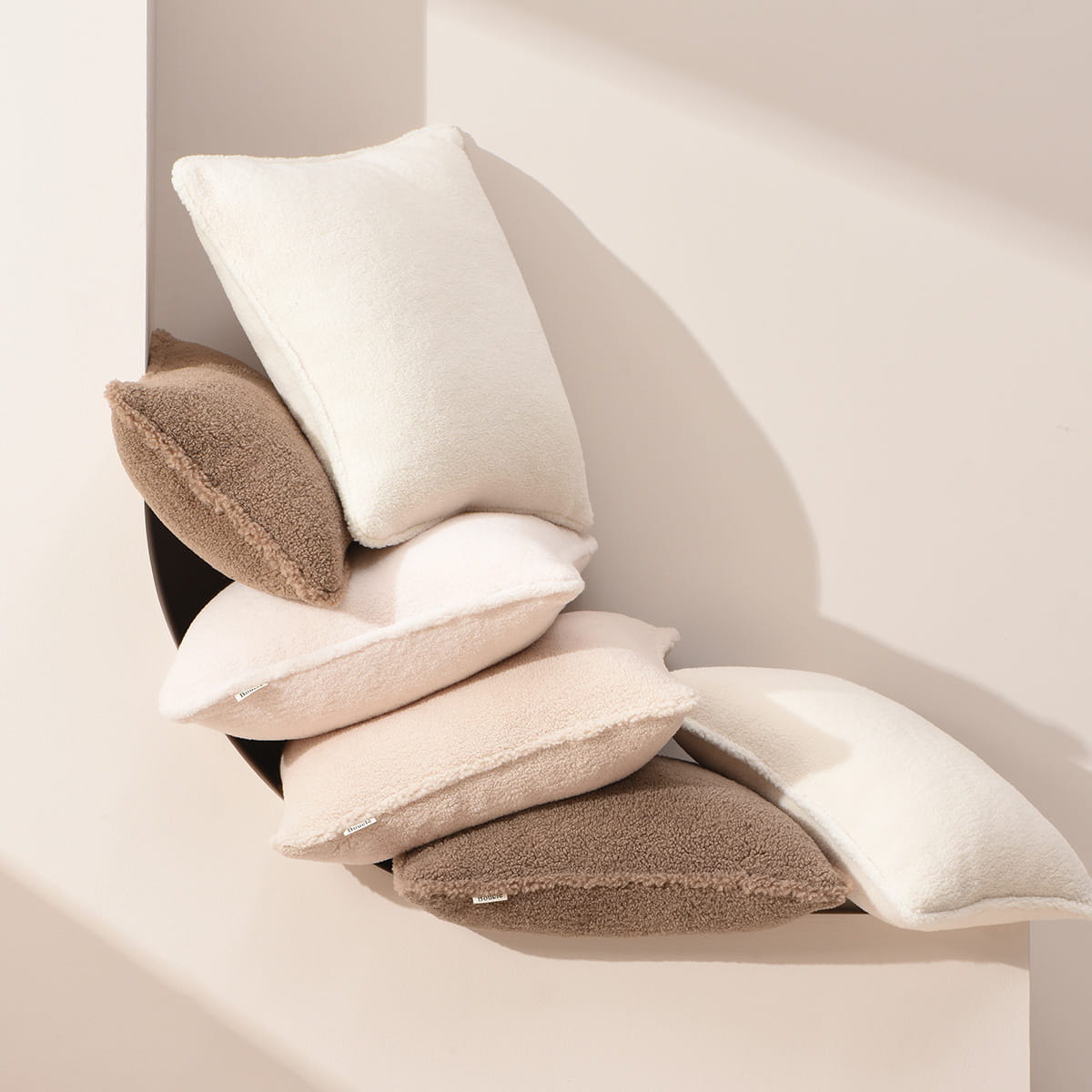 PODUSZKA DEKORACYJNA BOUCLE - KREMOWA 45x45