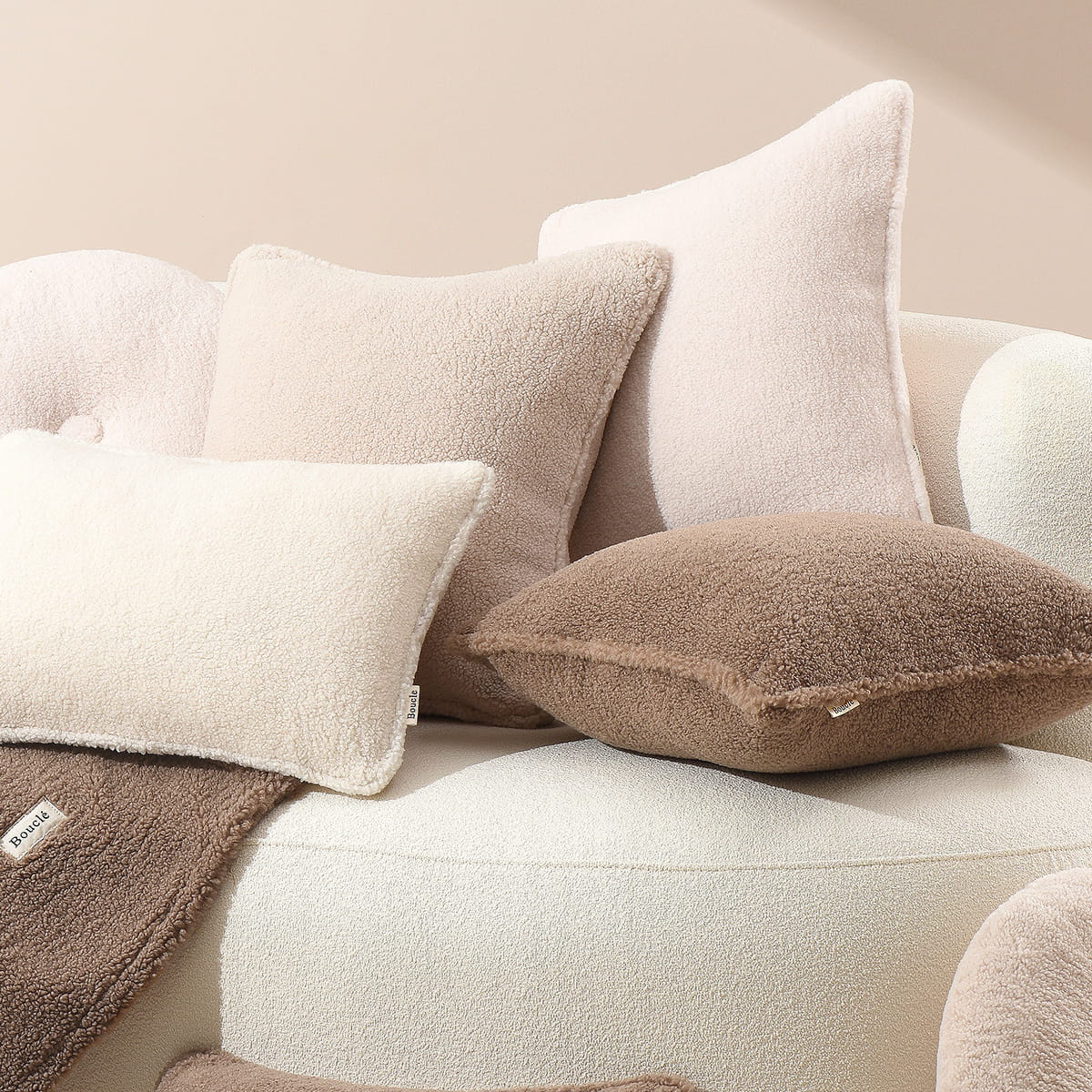 PODUSZKA DEKORACYJNA BOUCLE - KREMOWA 30x50