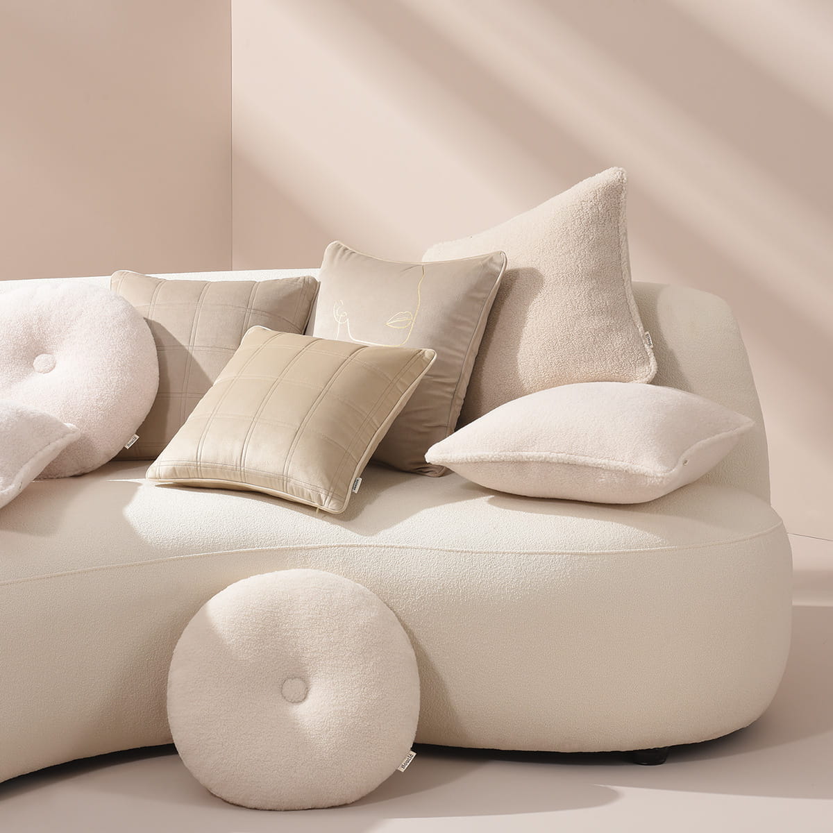 PODUSZKA DEKORACYJNA BOUCLE - KREMOWA 45x45