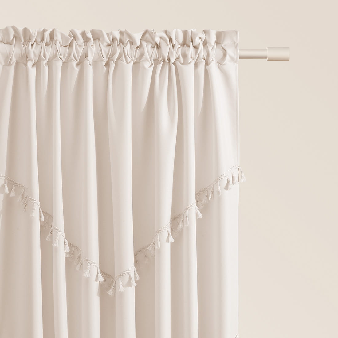  Jasne, kremowe  zasłony na taśmę wave  gotowe z frędzlami Chloe 140x250 na taśmie 