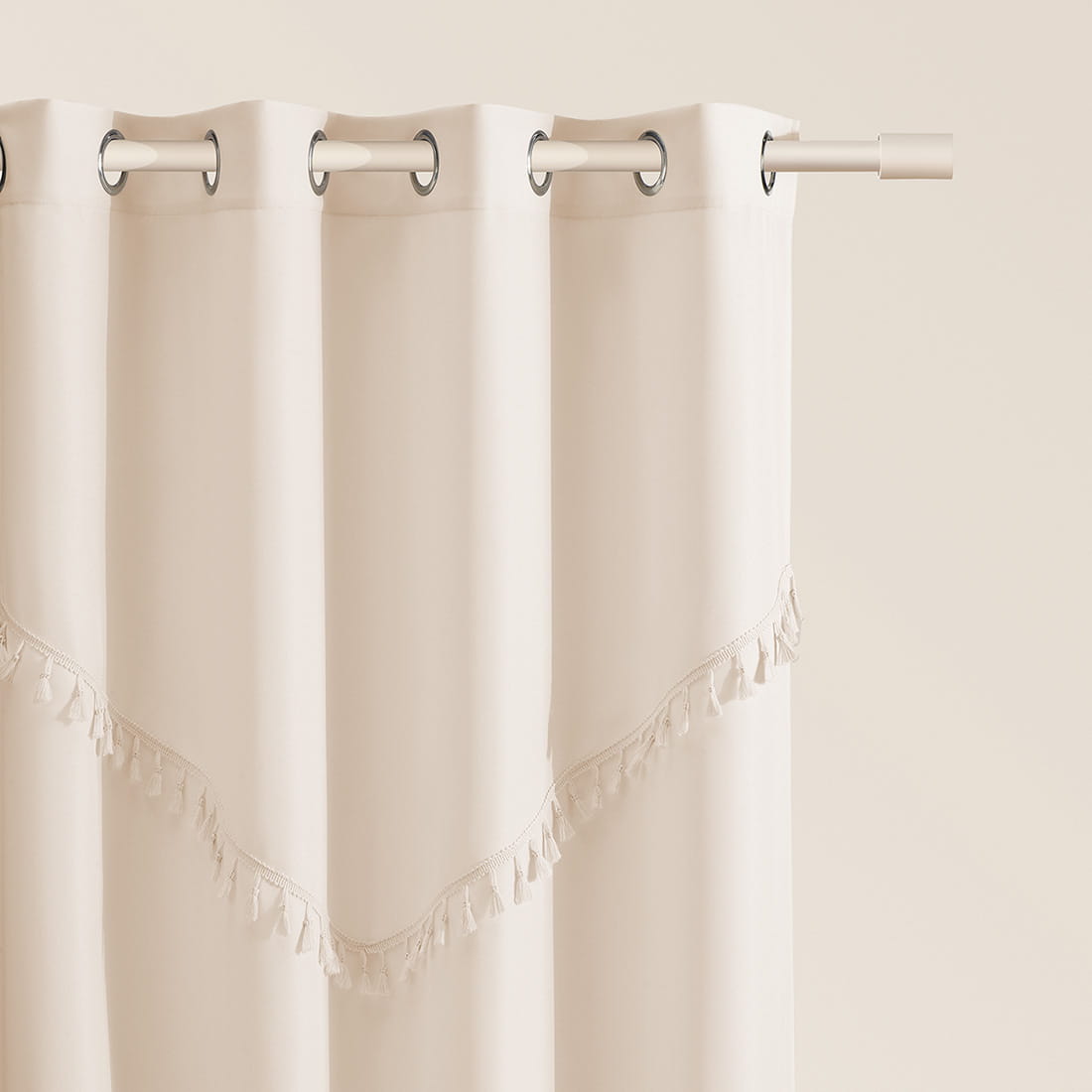  Elegancka zasłona jasna, kremowa z frędzlami 140x260 na kółkach 