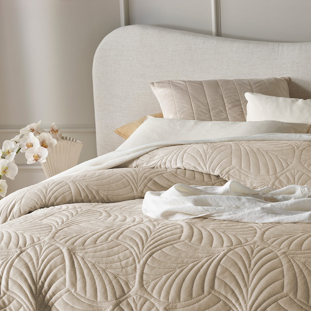 NARZUTA NA ŁÓŻKO WELUROWA FEEL - KREMOWA 220x240