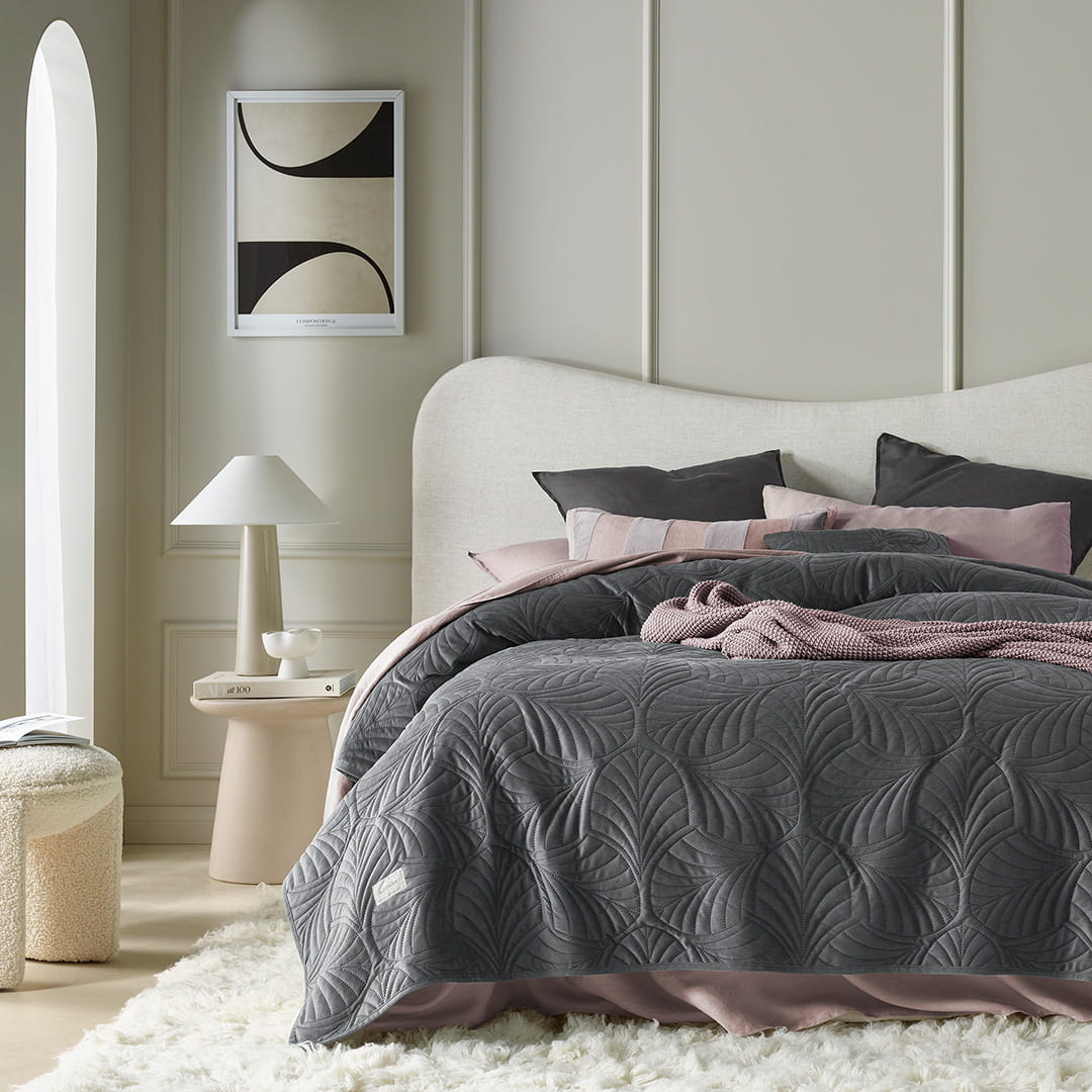 NARZUTA NA ŁÓŻKO WELUROWA FEEL - SZARA CIEMNA 240x260