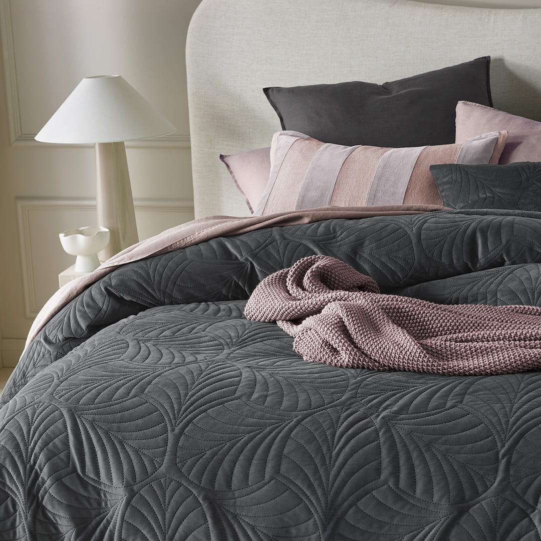 NARZUTA NA ŁÓŻKO WELUROWA FEEL - SZARA CIEMNA 240x260