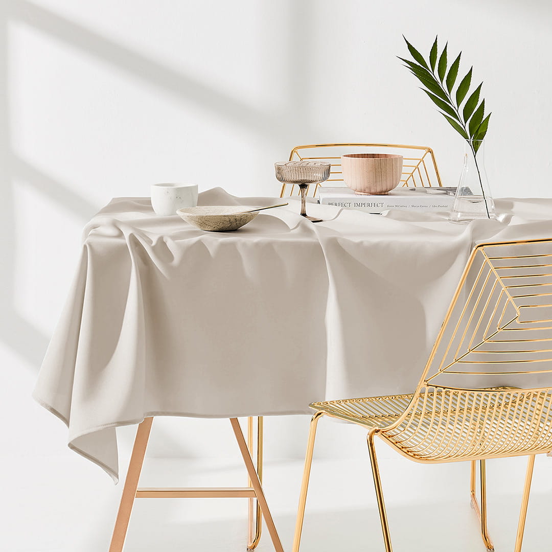 OBRUS PLAMOODPORNY AURA - BEŻOWY JASNY 140x300