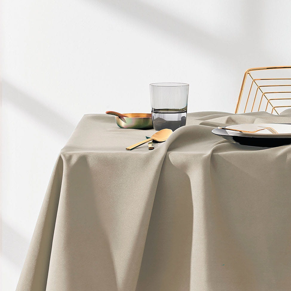 OBRUS PLAMOODPORNY AURA - BEŻOWY 140x220