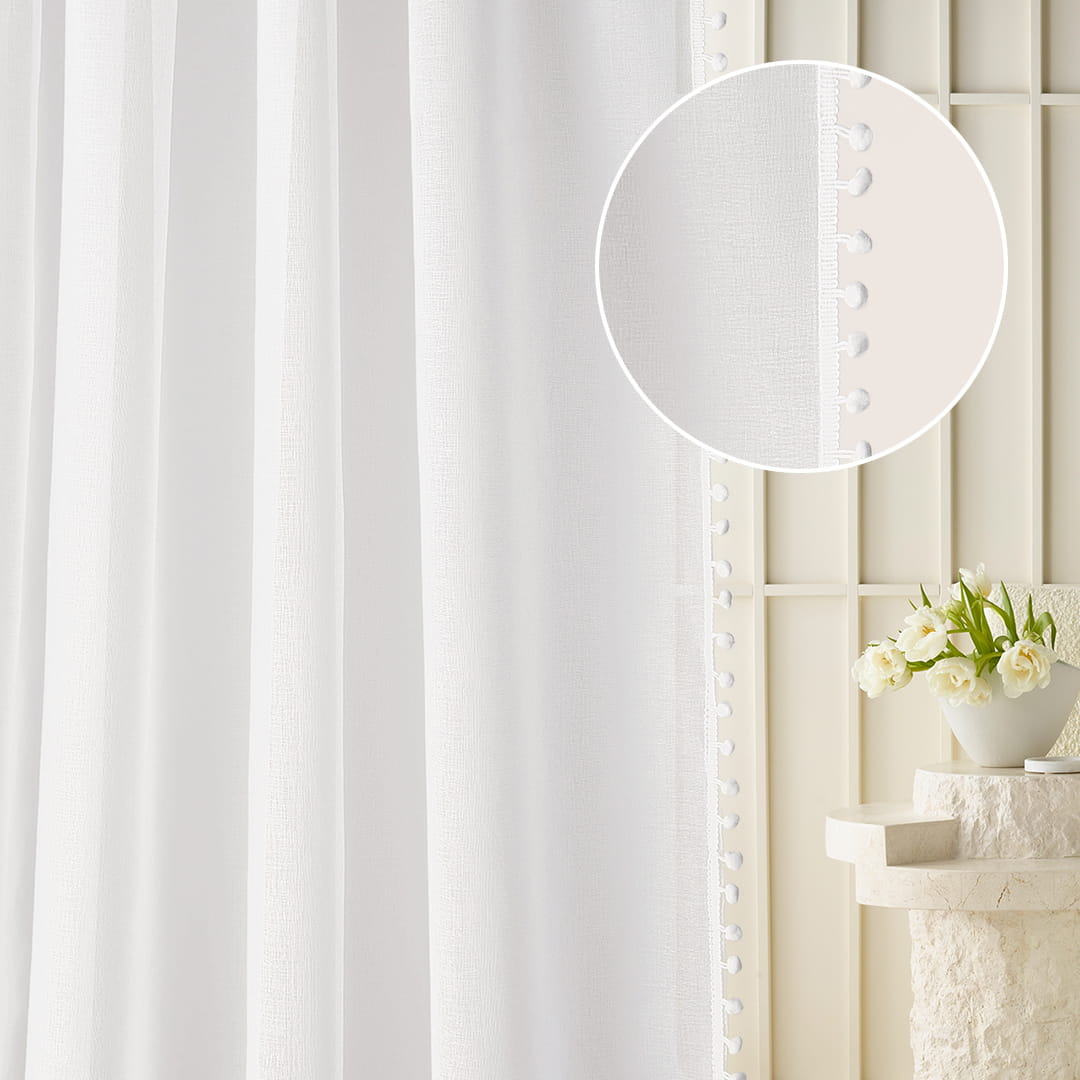  Gładka firana z pomponikami na przelotkach 