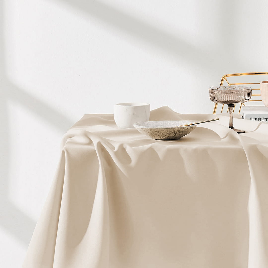 OBRUS PLAMOODPORNY AURA - KREMOWY 140x260