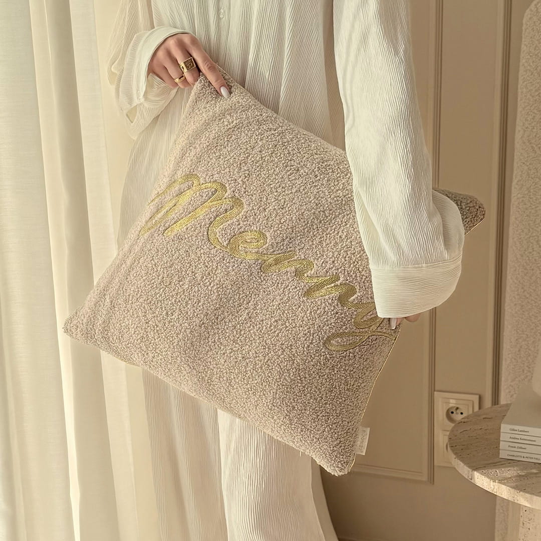  Beżowa poduszka dekoracyjna boucle Merry 45x45 świąteczna 