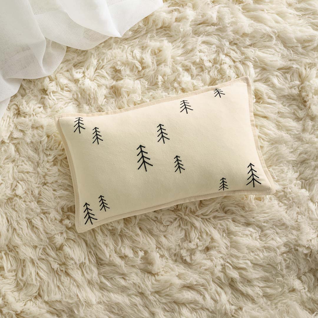  Poduszka świąteczna Holly 30x50 cm kremowa haftowana w choinki 