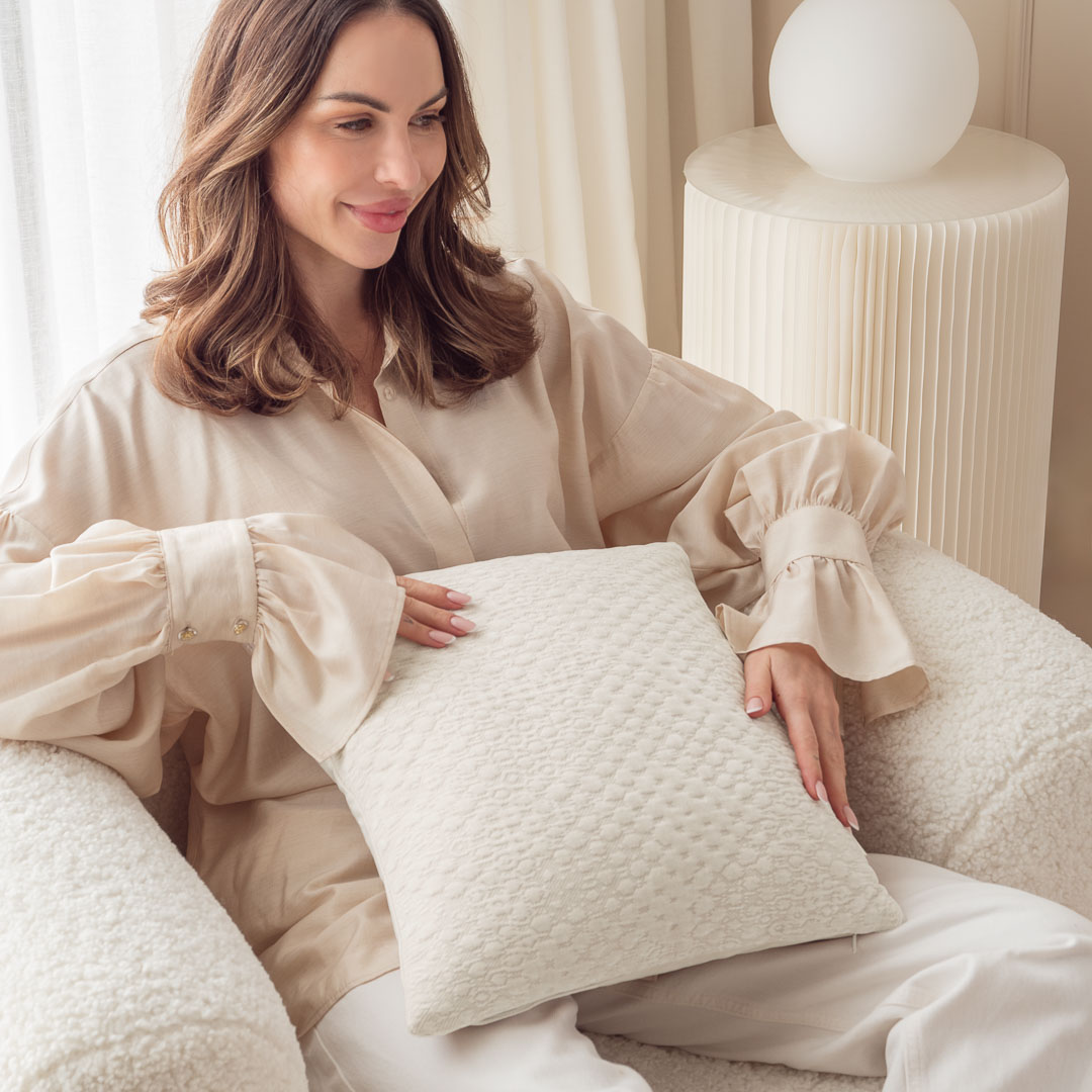 PODUSZKA DEKORACYJNA CHÉRIE - ZŁAMANA BIEL 40x40