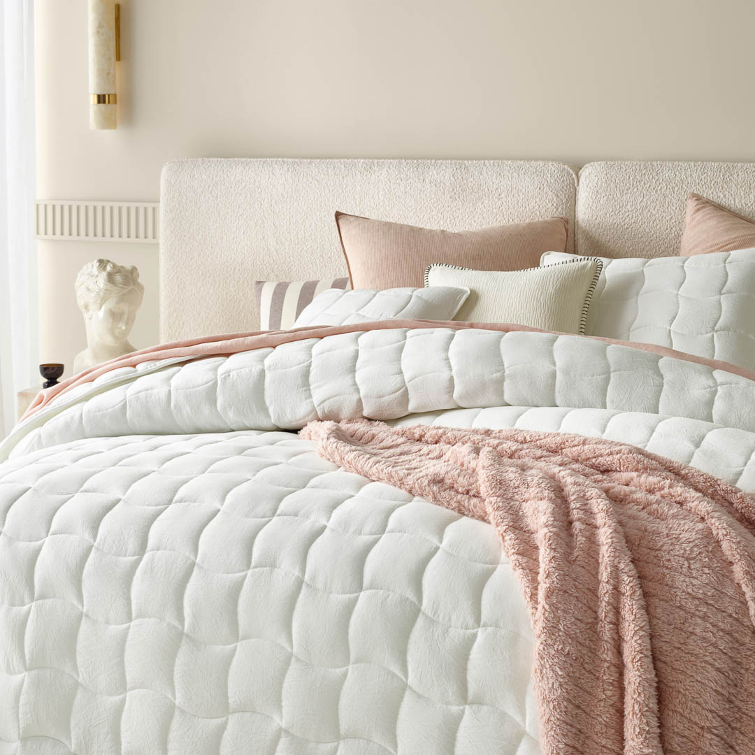  Pikowana narzuta na łóżko 220x240 do sypialni w kolorze złamanej bieli 